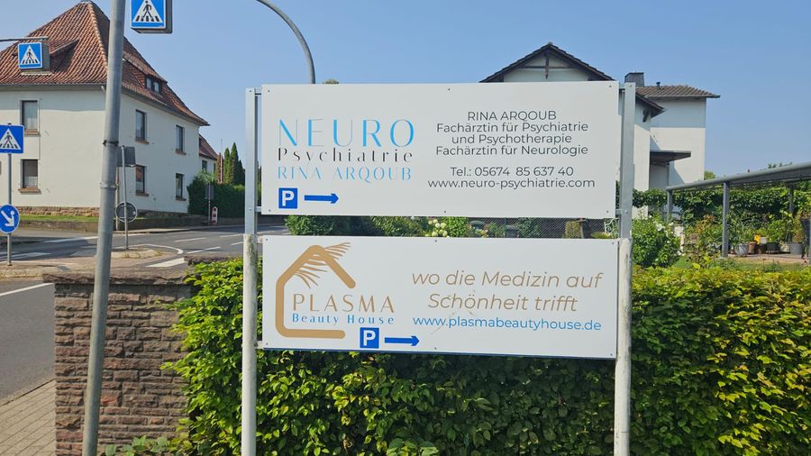 Doppeltes Stelenschild an einer Zufahrt, von linewerbung gefertigt und montiert