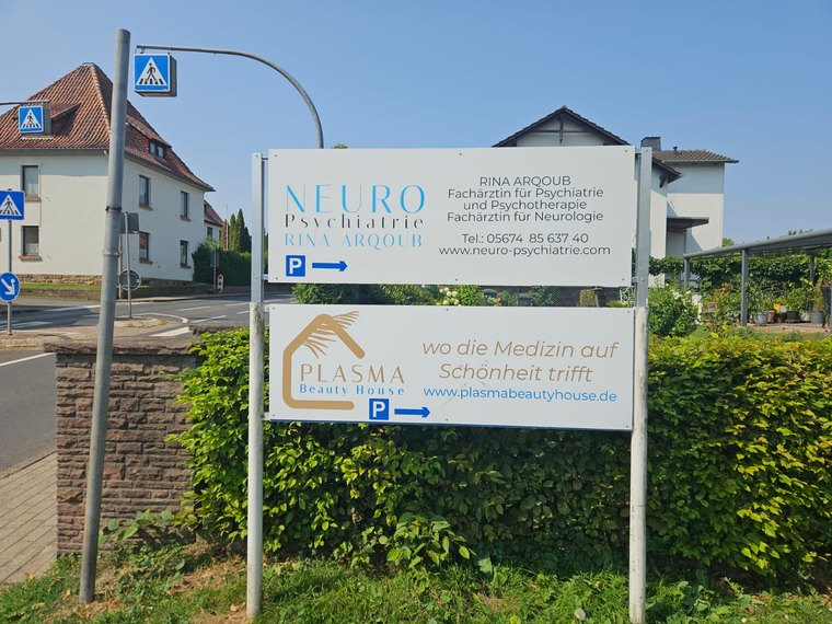 Stelenschild für zwei Praxen